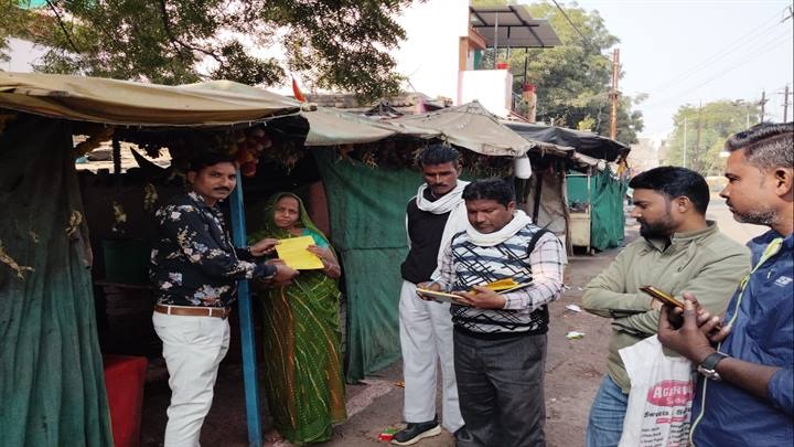खुले में माँस-मछली की बिक्री रोकने के लिए निकलीं नगर निगम की टीमें खुले में माँस-मछली की बिक्री रोकने के लिए निकलीं नगर निगम की टीमें