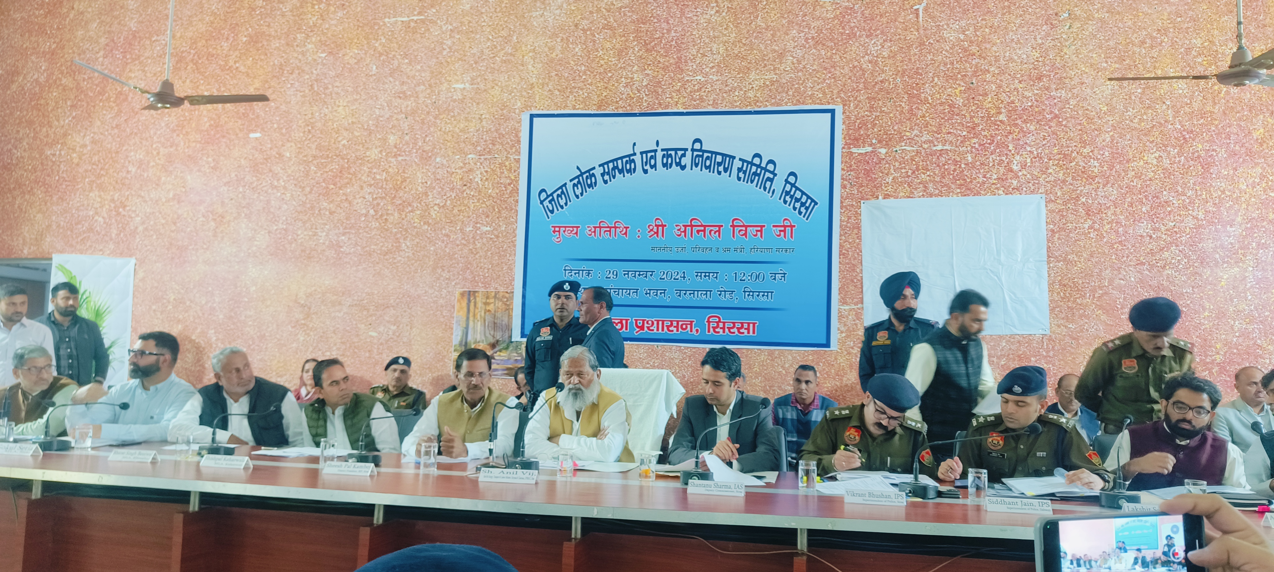 अनिल विज लोगों की समस्याएं सुनते हुए अनिल विज लोगों की समस्याएं सुनते हुए