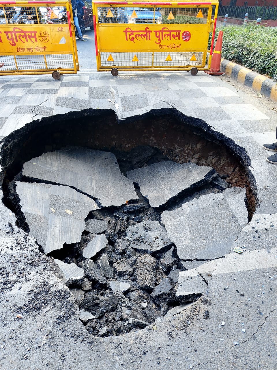 विंडसर प्लेस के पास धंसी रोड विंडसर प्लेस के पास धंसी रोड