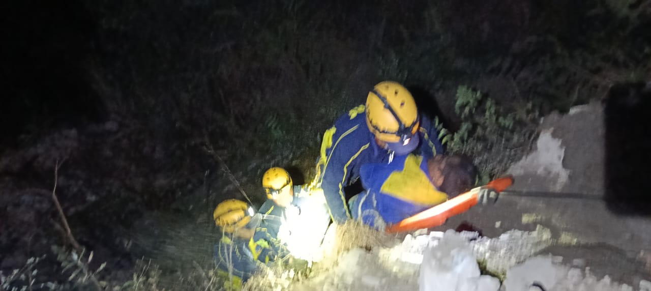 जनपद टिहरी के थाना नरेंद्रनगर क्षेत्रांतर्गत बेमुंड के पास तेल का टैंकर दुर्घटना होने पर एसडीआरएफ रेस्क्यू करती। जनपद टिहरी के थाना नरेंद्रनगर क्षेत्रांतर्गत बेमुंड के पास तेल का टैंकर दुर्घटना होने पर एसडीआरएफ रेस्क्यू करती।
