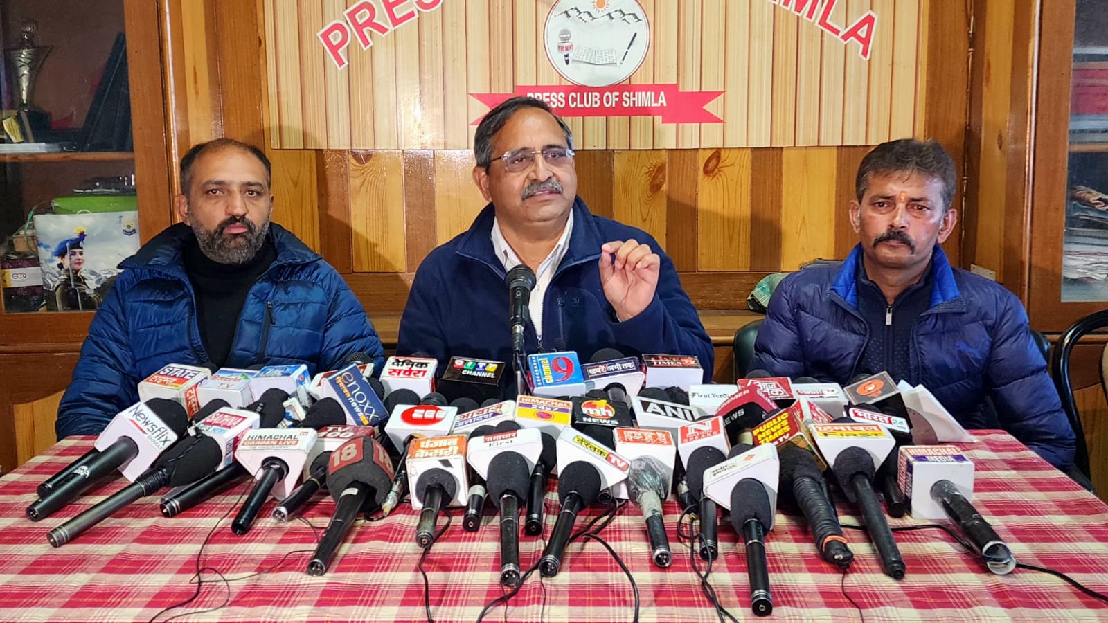 रणधीर शर्मा प्रेस वार्ता को सम्बोधित करते हुए रणधीर शर्मा प्रेस वार्ता को सम्बोधित करते हुए