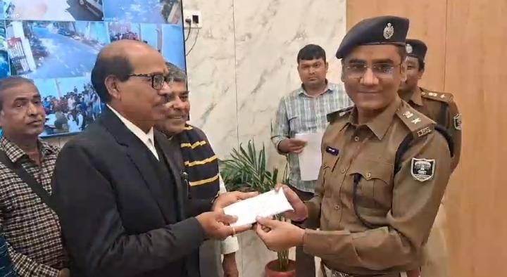 मोबाइल देते एसएसपी मोबाइल देते एसएसपी