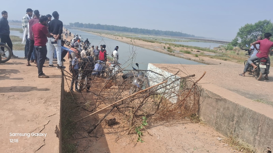 रपटा निर्माण के लिए किया प्रदर्शन व सड़कजाम करते हुए स्थानीय निवासी। रपटा निर्माण के लिए किया प्रदर्शन व सड़कजाम करते हुए स्थानीय निवासी।