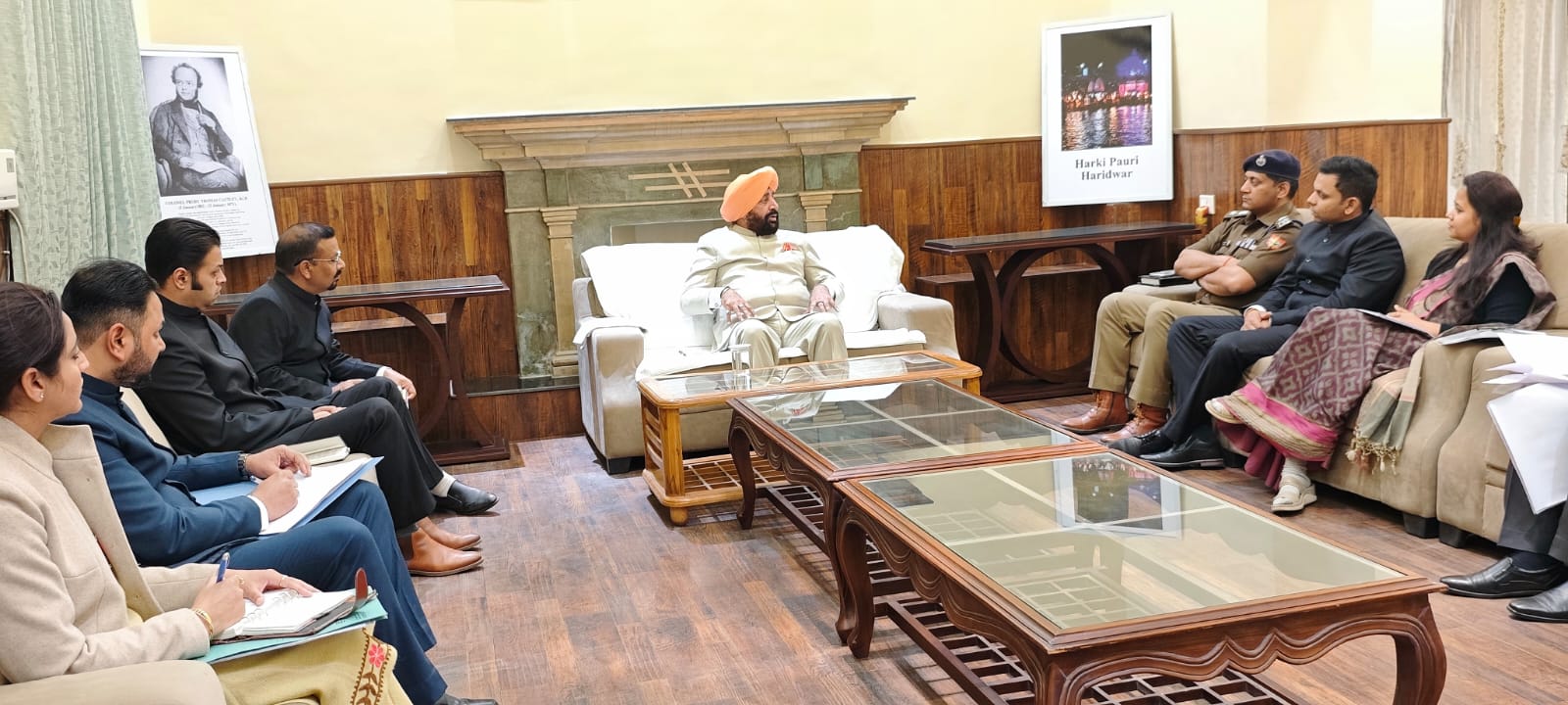 अधिकारियों की बैठक लेते महामहिम राज्यपाल अधिकारियों की बैठक लेते महामहिम राज्यपाल