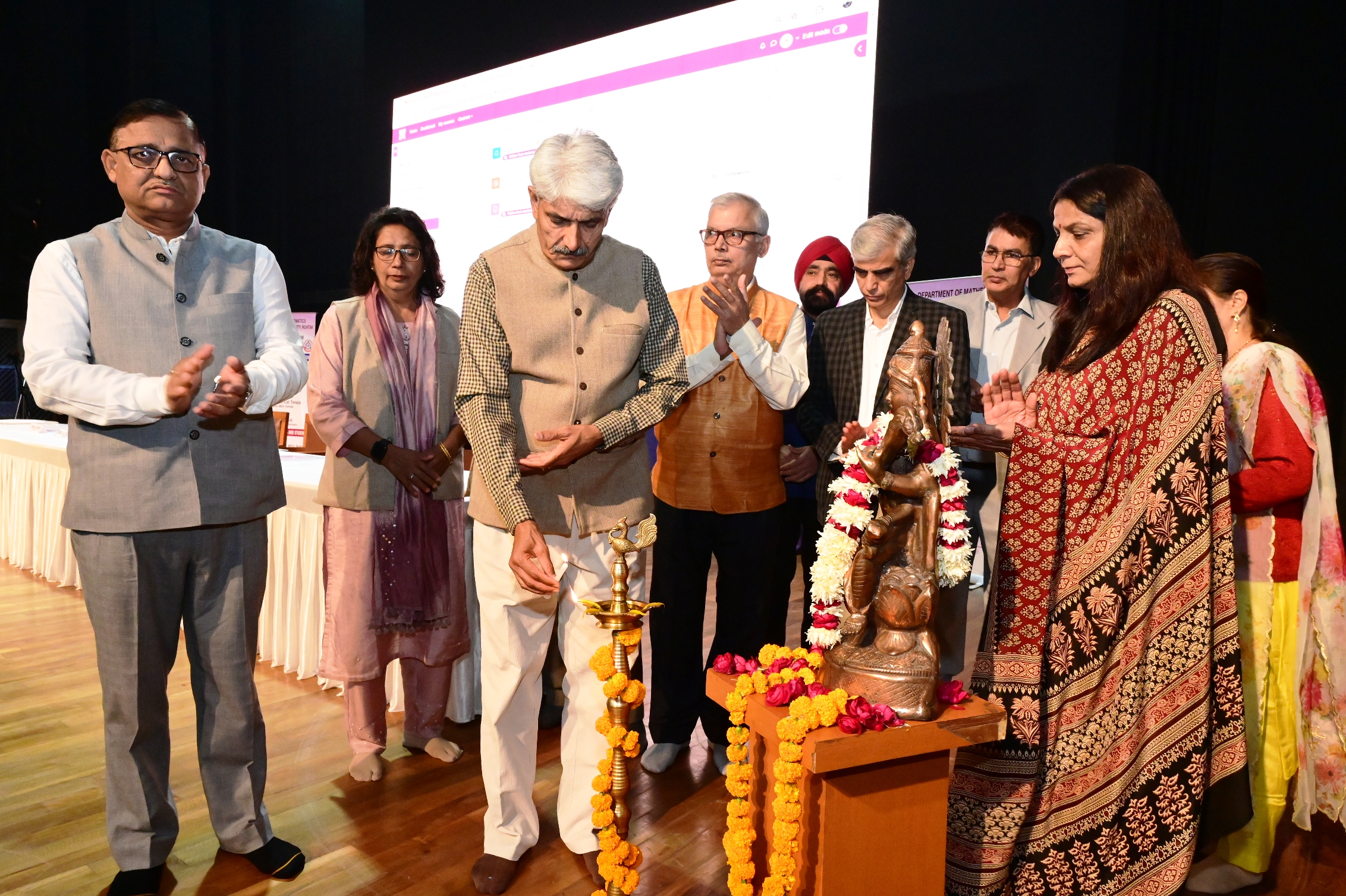 फोटो कैप्शन 29आरटीके2 : एमडीयू में आयोजित कार्यक्रम का द्वीप प्रज्जवलित कर शुभारम्भ करते कुलपति प्रो. राजबीर सिंह ---- फोटो कैप्शन 29आरटीके2 : एमडीयू में आयोजित कार्यक्रम का द्वीप प्रज्जवलित कर शुभारम्भ करते कुलपति प्रो. राजबीर सिंह ----