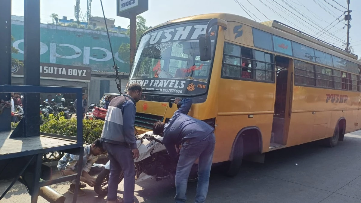 तेज रफ्तार बस ने बाइक काे मारी टक्कर तेज रफ्तार बस ने बाइक काे मारी टक्कर
