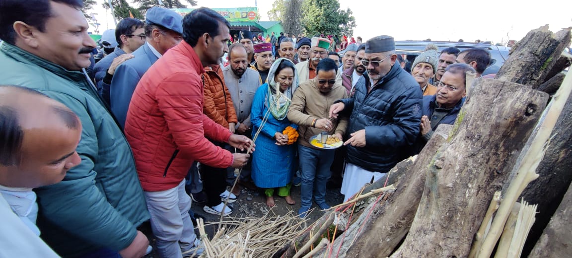 बूढ़ी दीवाली मनाते हुए।