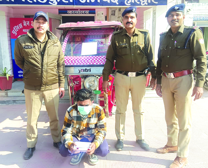 पुलिस गिरफ्त में आरोपित पुलिस गिरफ्त में आरोपित