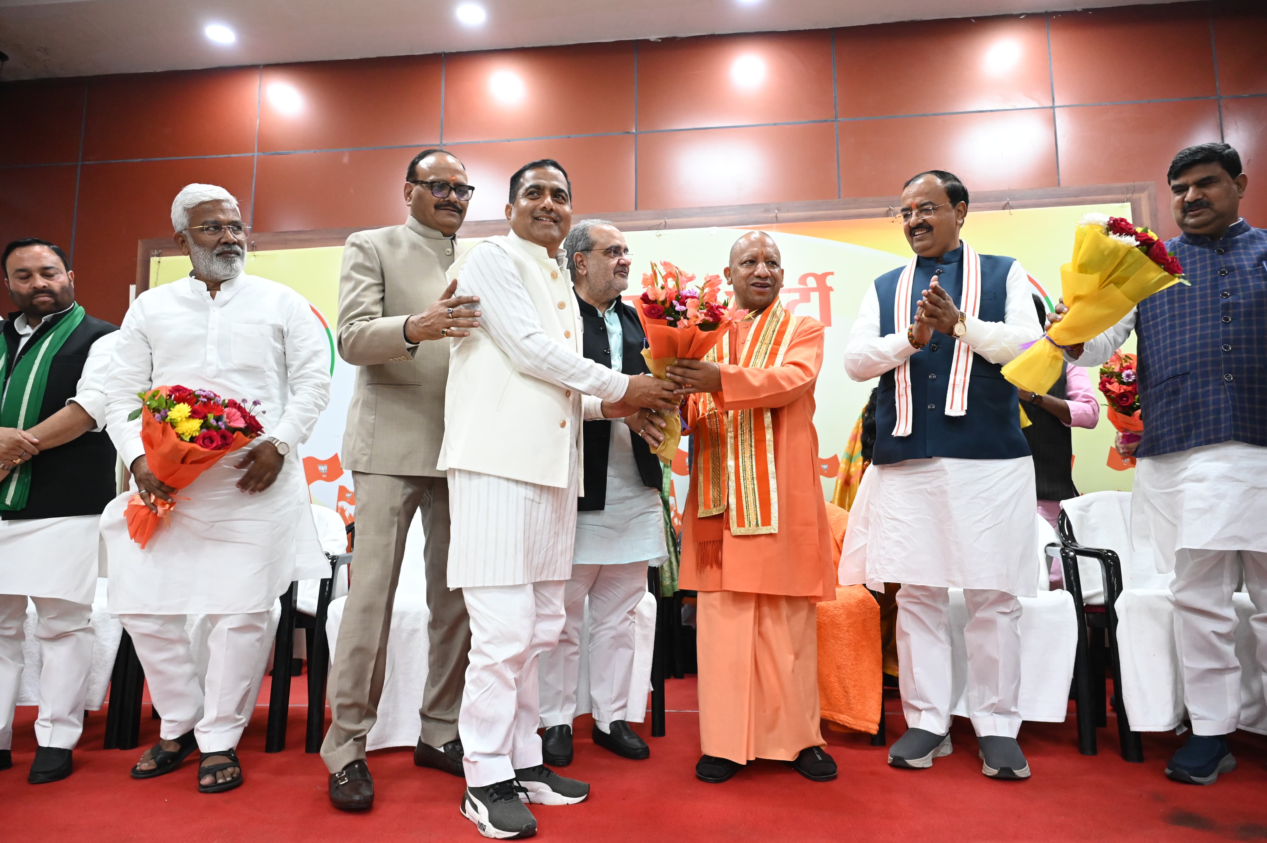 नवनिर्वाचित विधायकों को सम्मानित करते मुख्यमंत्री योगी आदित्यनाथ नवनिर्वाचित विधायकों को सम्मानित करते मुख्यमंत्री योगी आदित्यनाथ