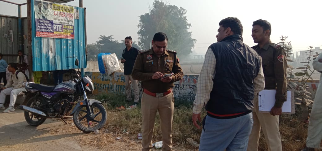 मौके पर जांच करते हुए पुलिस टीम। मौके पर जांच करते हुए पुलिस टीम।