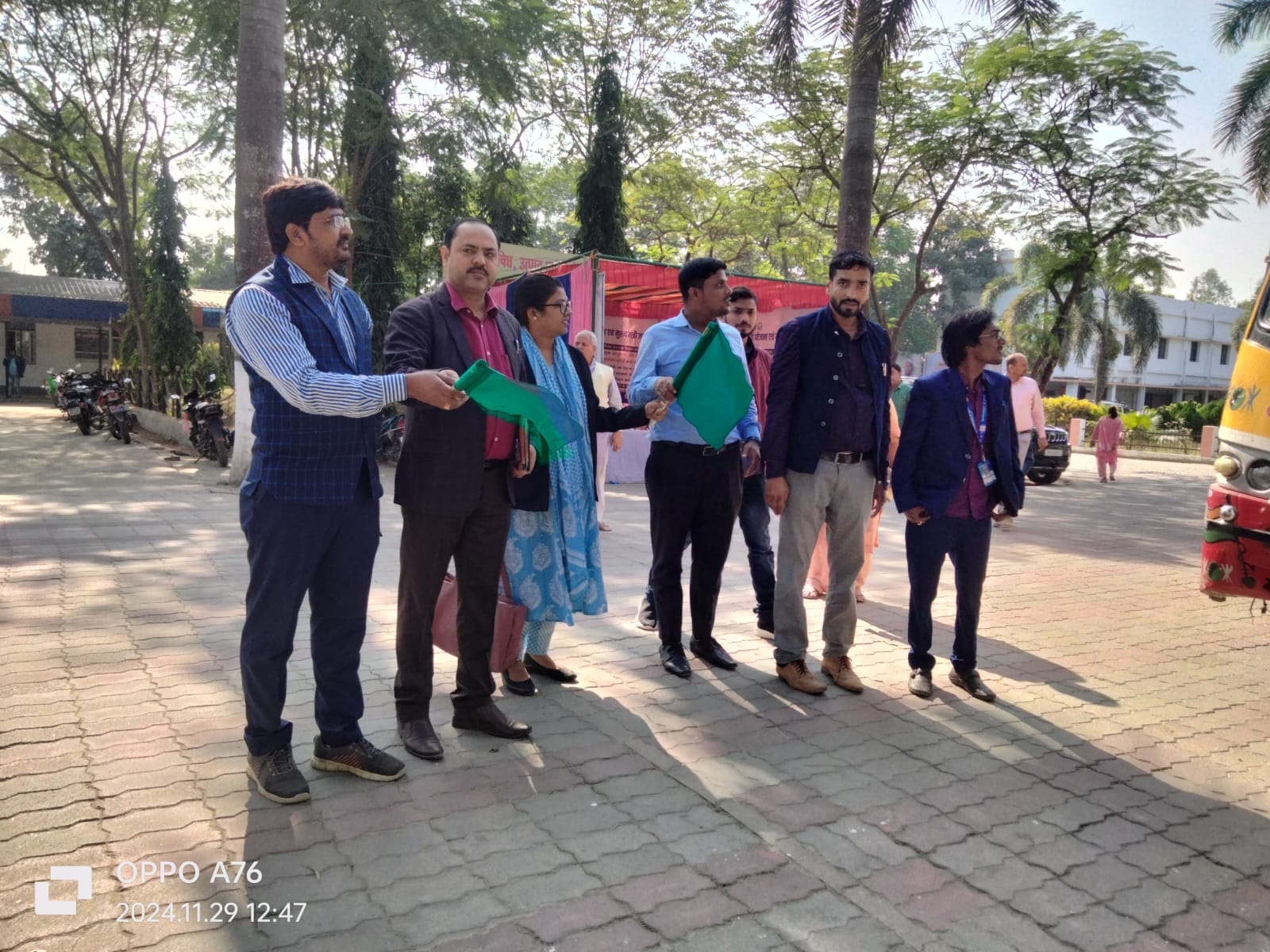 हरी झंडी दिखकर रवाना करते हरी झंडी दिखकर रवाना करते