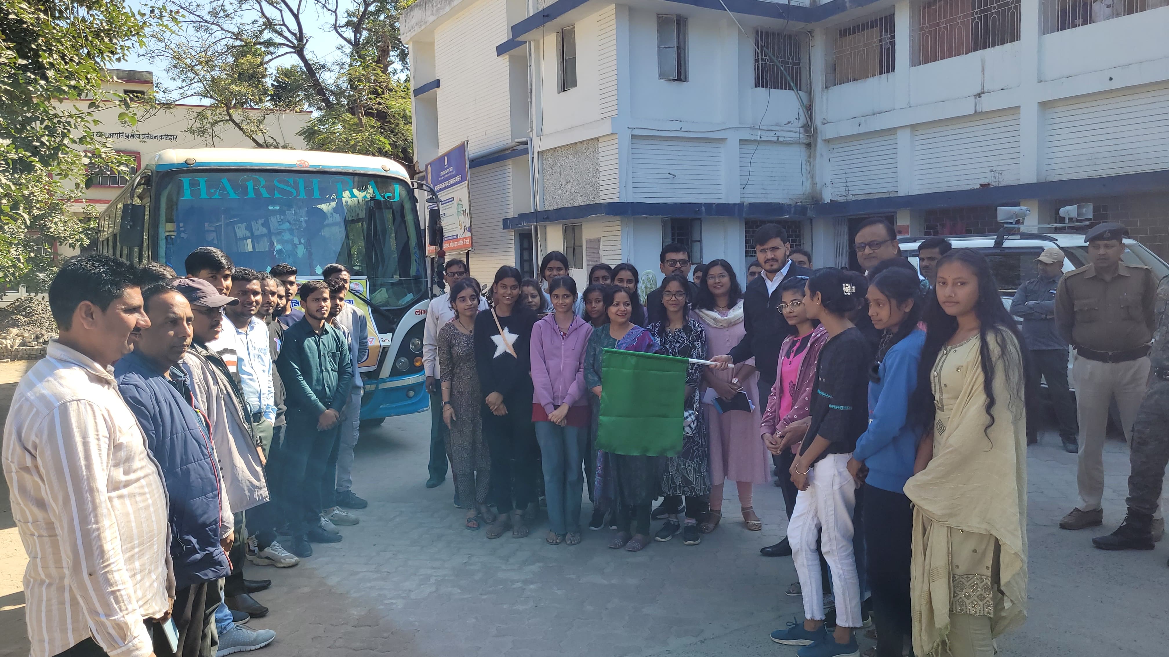 रवाना होते हुए कलाकार रवाना होते हुए कलाकार