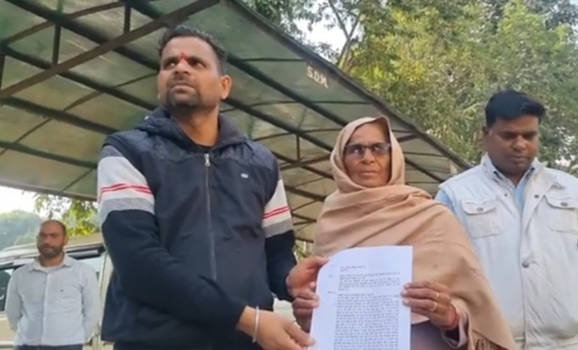 पीड़ित महिला अंगूरी देवी परिजन के साथ पीड़ित महिला अंगूरी देवी परिजन के साथ