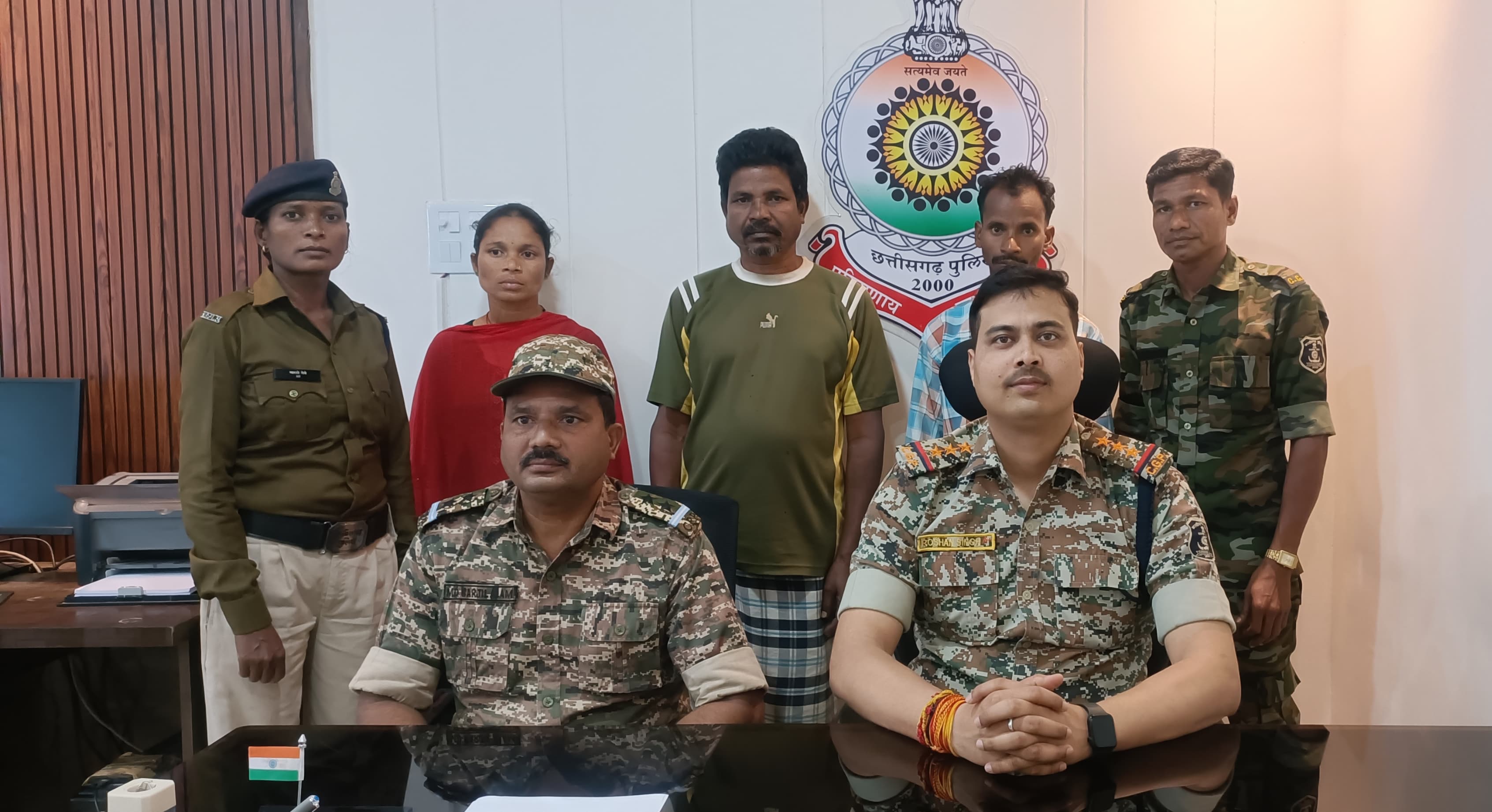 सुकमा: दो लाख के इनामी महिला नक्सली सहित तीन नक्सलियों ने किया आत्म समर्पण सुकमा: दो लाख के इनामी महिला नक्सली सहित तीन नक्सलियों ने किया आत्म समर्पण