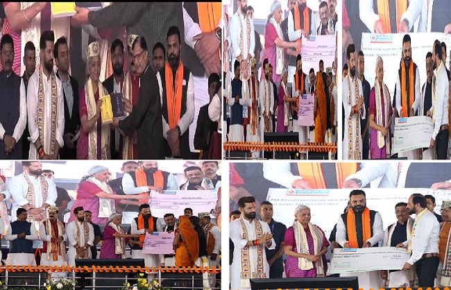 क्रेडिट आउटरीच कार्यक्रम के दौरान वित्तम मंत्री निर्मला सीतारमण क्रेडिट आउटरीच कार्यक्रम के दौरान वित्तम मंत्री निर्मला सीतारमण