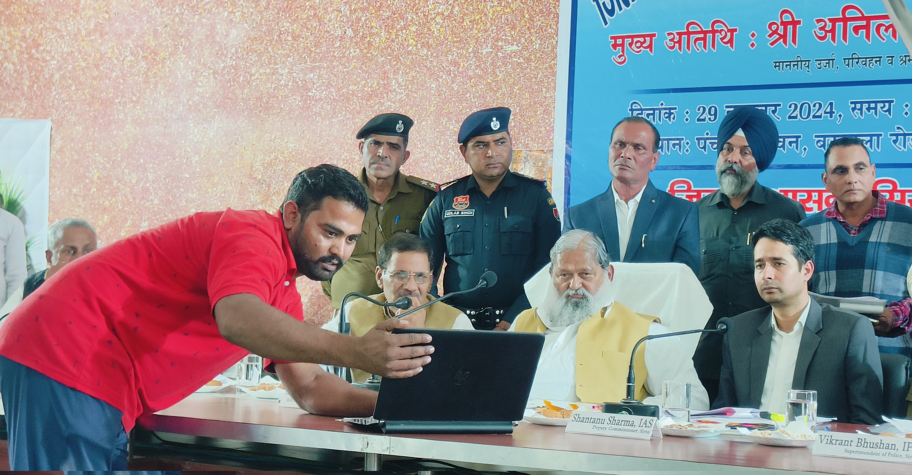 मंत्री को अपना डाटा दिखाते हुए मंत्री को अपना डाटा दिखाते हुए
