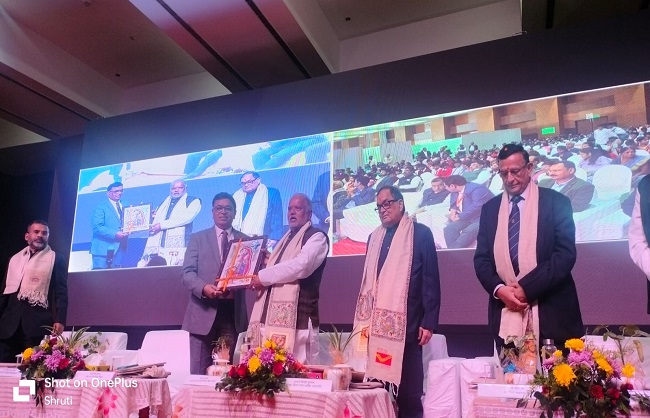 डाकघर की प्रदर्शनी के दूसरे दिन मंत्री श्रवण कुमार और आचार्य किशोर कुनाल डाकघर की प्रदर्शनी के दूसरे दिन मंत्री श्रवण कुमार और आचार्य किशोर कुनाल