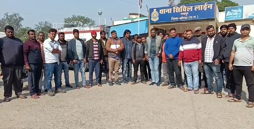 परिजनों के पुलिस से की शिकायत परिजनों के पुलिस से की शिकायत