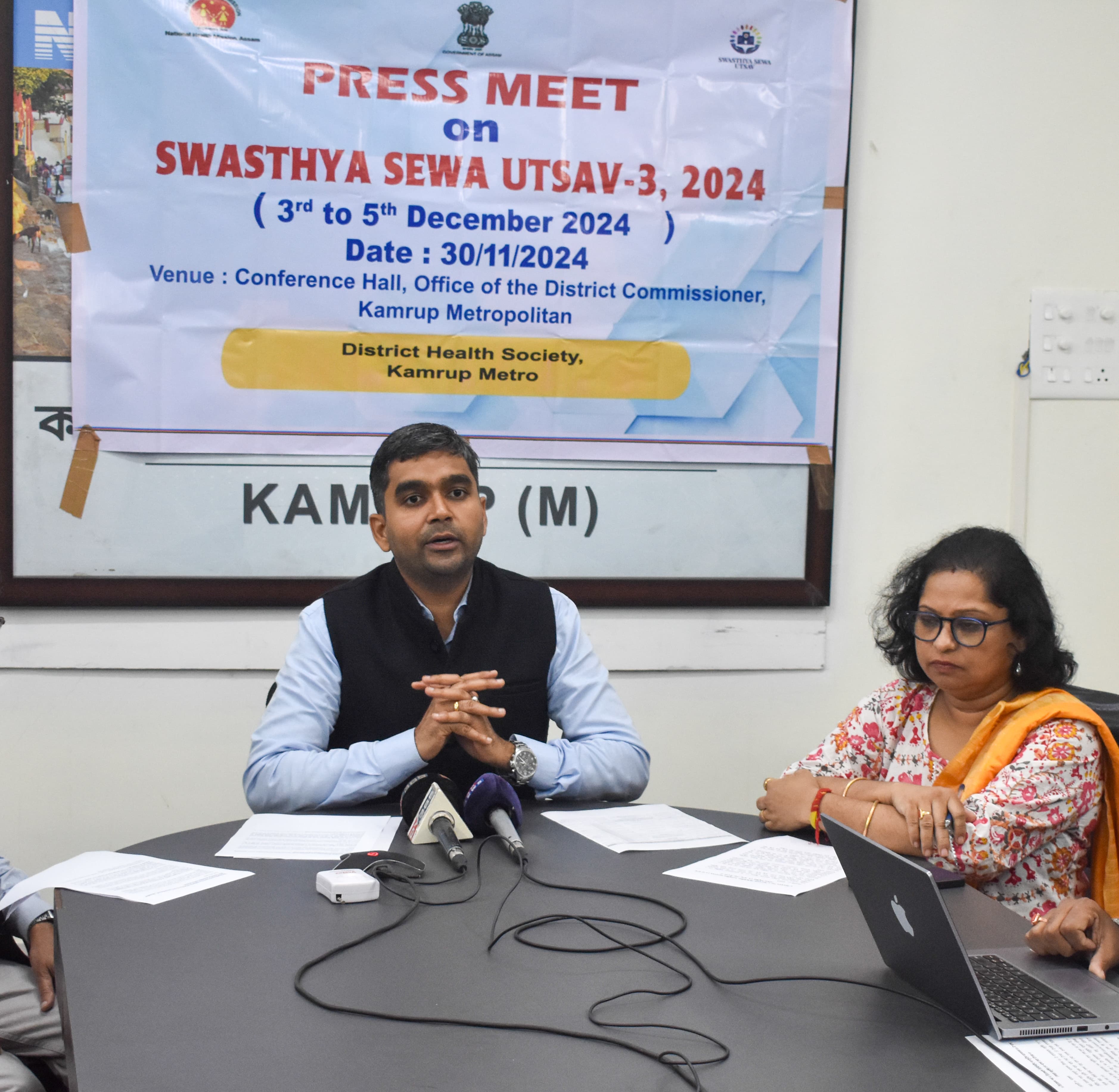 गुवाहाटी मेट्रो जिला आयुक्त कार्यालय में शनिवार को आयोजित एक संवाददाता सम्मेलन को संबोधित करते हुए आयुक्त सुमित सत्तावन। गुवाहाटी मेट्रो जिला आयुक्त कार्यालय में शनिवार को आयोजित एक संवाददाता सम्मेलन को संबोधित करते हुए आयुक्त सुमित सत्तावन।