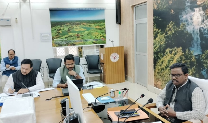आयुक्त कार्यालय सभागार में समीक्षा बैठक करते मंडलायुक्त डॉ. मुथुकुमार स्वामी बी.। आयुक्त कार्यालय सभागार में समीक्षा बैठक करते मंडलायुक्त डॉ. मुथुकुमार स्वामी बी.।