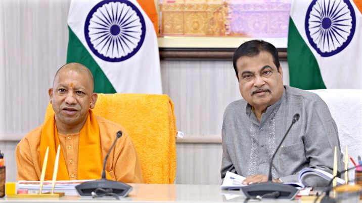 समीक्षा बैठक करते मुख्यमंत्री योगी आदित्यनाथ व केन्द्रीय मंत्री नितिन गड़करी समीक्षा बैठक करते मुख्यमंत्री योगी आदित्यनाथ व केन्द्रीय मंत्री नितिन गड़करी