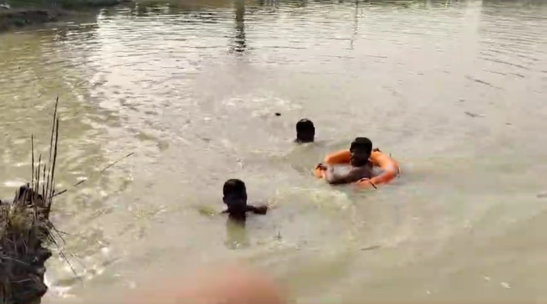 तालाब में बालिका को ढूंढती हुई एसडीआरएफ की टीम तालाब में बालिका को ढूंढती हुई एसडीआरएफ की टीम