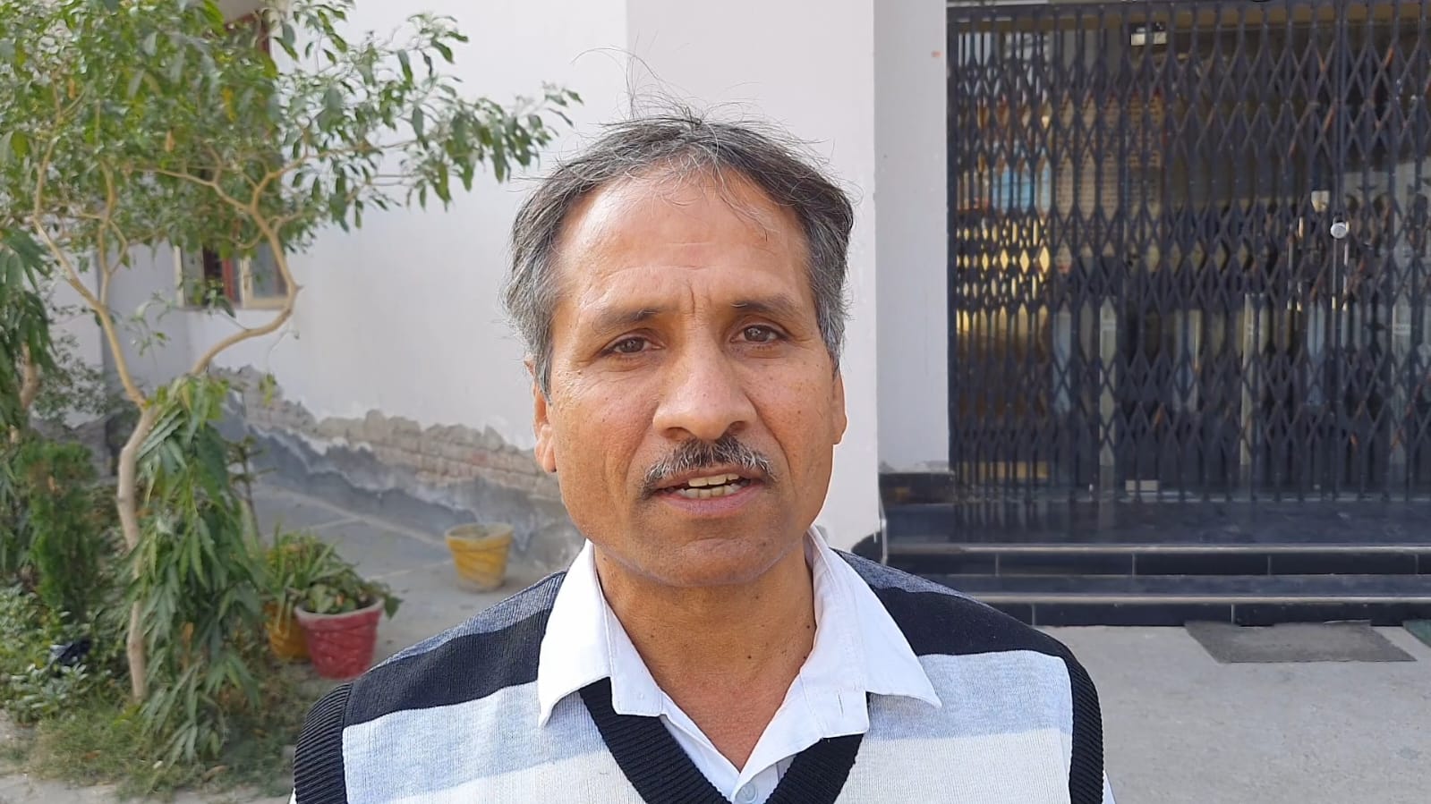 जानकारी देते हुए स्वास्थ्य इंस्पेक्टर राज सिंह जानकारी देते हुए स्वास्थ्य इंस्पेक्टर राज सिंह