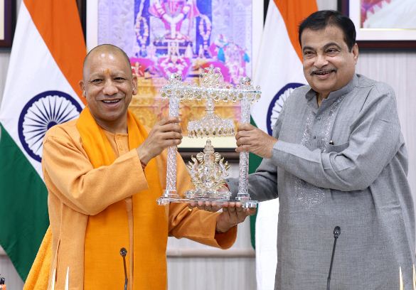 नितिन गड़करी का स्वागत करते मुख्यमंत्री योगी