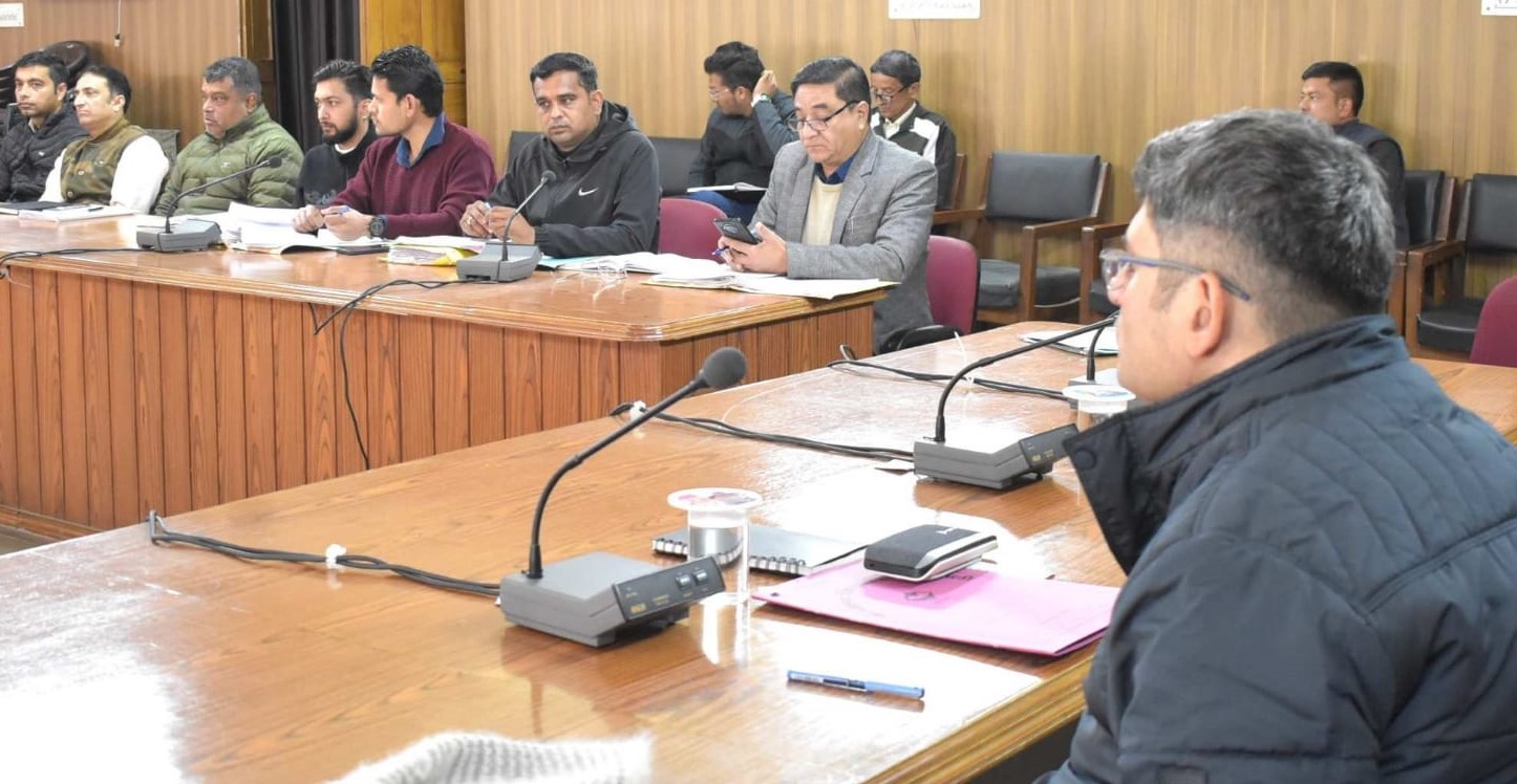 गोपेश्वर में चारधाम यात्रा को सुगम बनाने के लिए बैठक लेते हुए डीएम। गोपेश्वर में चारधाम यात्रा को सुगम बनाने के लिए बैठक लेते हुए डीएम।