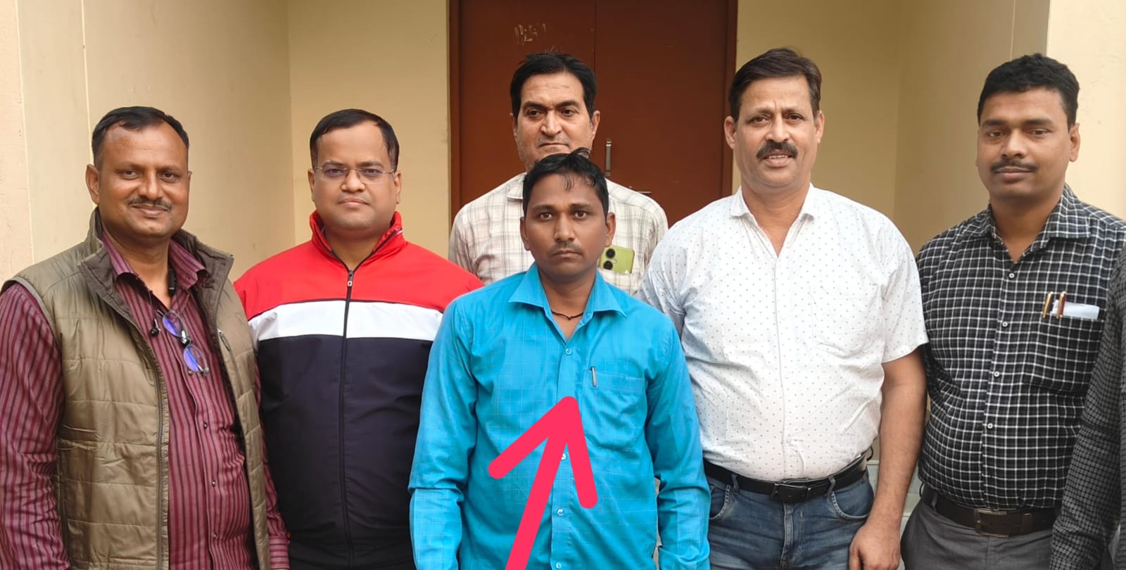 गबन के आरापी के साथ ईओडब्ल्यू टीम गबन के आरापी के साथ ईओडब्ल्यू टीम