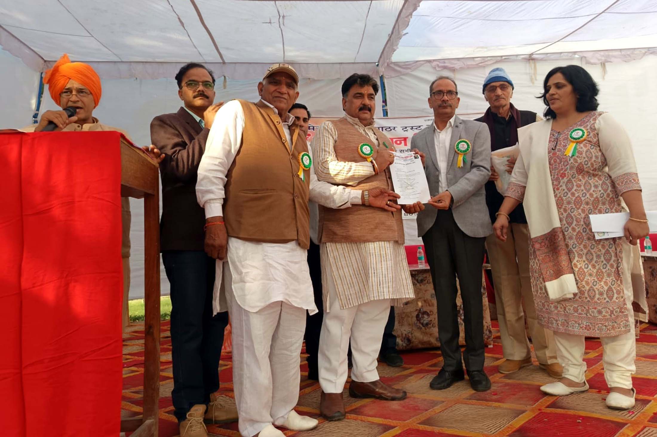 डिप्टी स्पीकर को ज्ञापन सौंपते ट्रस्ट के सदस्य। डिप्टी स्पीकर को ज्ञापन सौंपते ट्रस्ट के सदस्य।