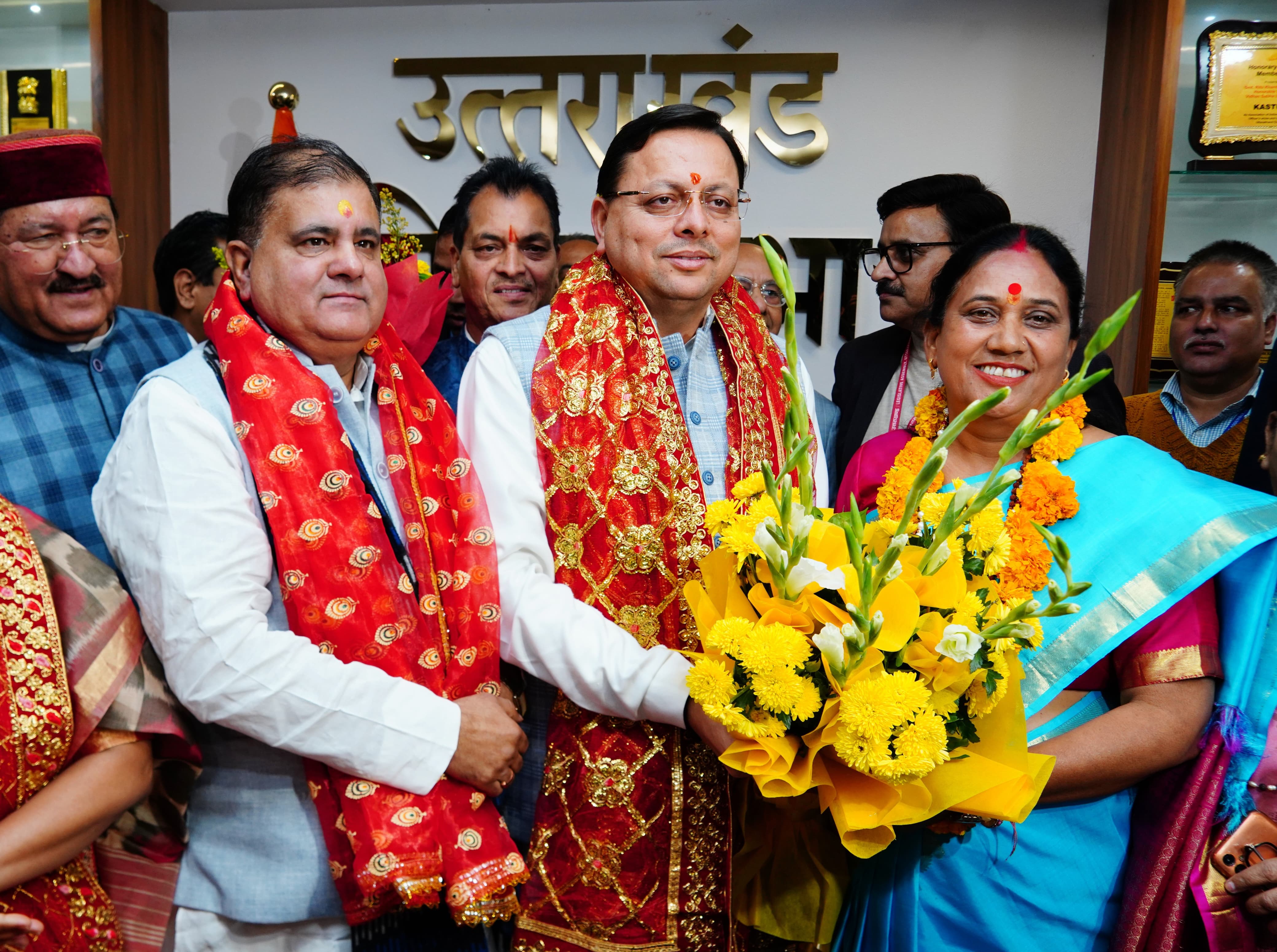 नवनिर्वाचित विधायक आशा नौटियाल काे शुभकामना देते मुख्यमंत्री पुष्कर सिंह धामी, भाजपा प्रदेश अध्यक्ष महेंद्र भट्ट। नवनिर्वाचित विधायक आशा नौटियाल काे शुभकामना देते मुख्यमंत्री पुष्कर सिंह धामी, भाजपा प्रदेश अध्यक्ष महेंद्र भट्ट।