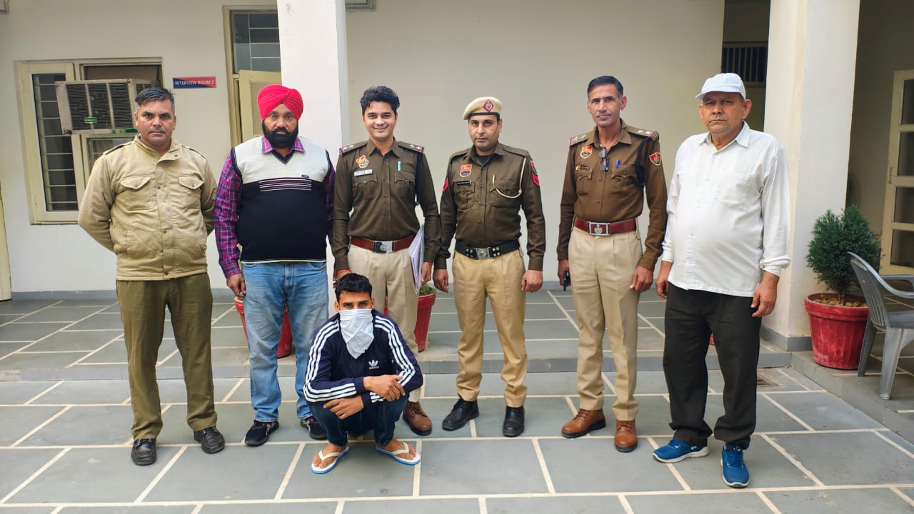 पुलिस गिरफ्त में हत्यारोपित सुंदर। पुलिस गिरफ्त में हत्यारोपित सुंदर।