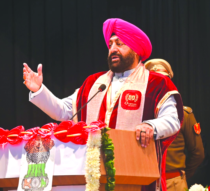 दीक्षंात समारोह को सम्बोधित करते राज्यपाल दीक्षंात समारोह को सम्बोधित करते राज्यपाल