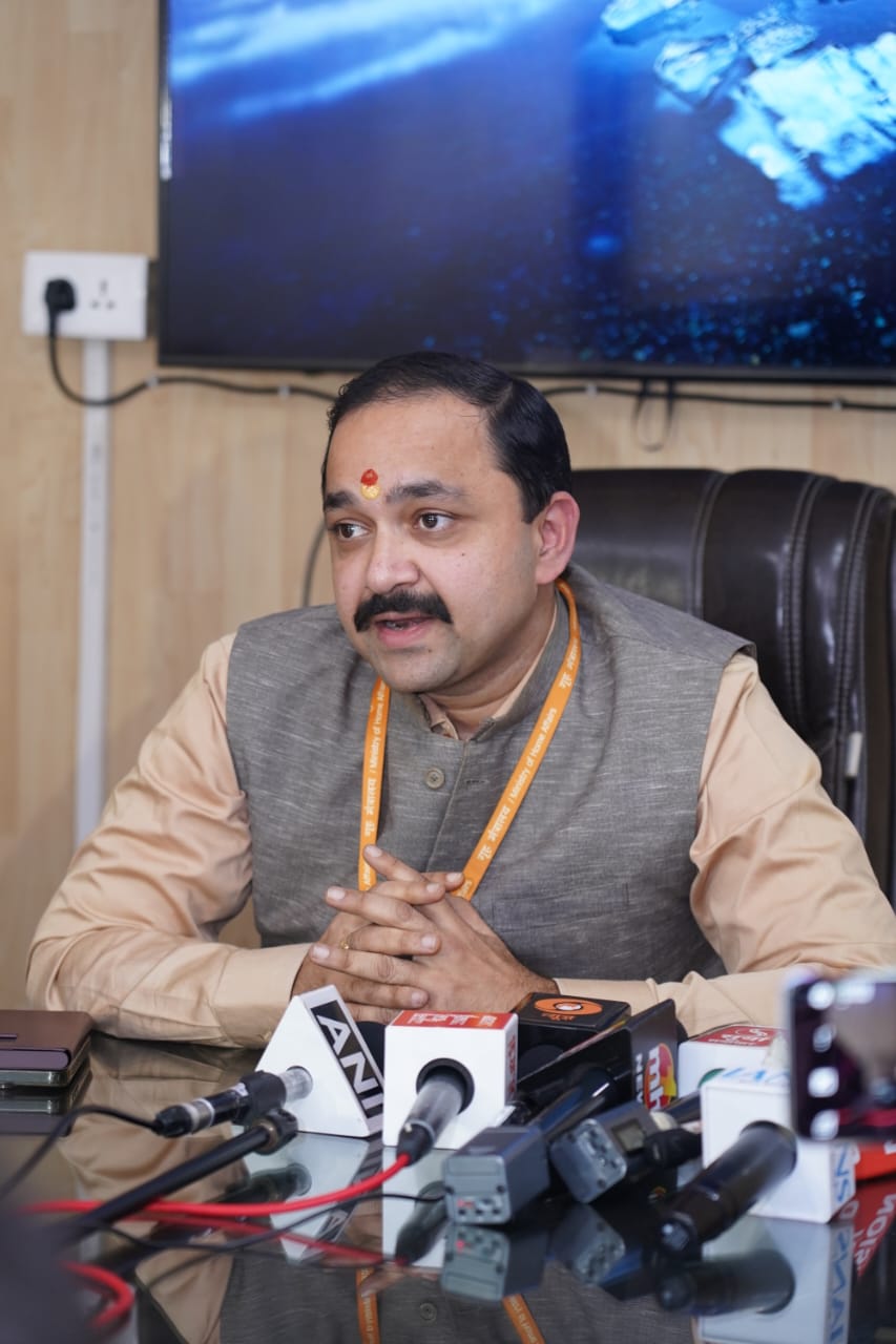 उत्तर रेलवे के मुख्य जनसंपर्क अधिकारी हिमांशु शेखर उपाध्याय शनिवार को प्रेस वार्ता के दौरान उत्तर रेलवे के मुख्य जनसंपर्क अधिकारी हिमांशु शेखर उपाध्याय शनिवार को प्रेस वार्ता के दौरान