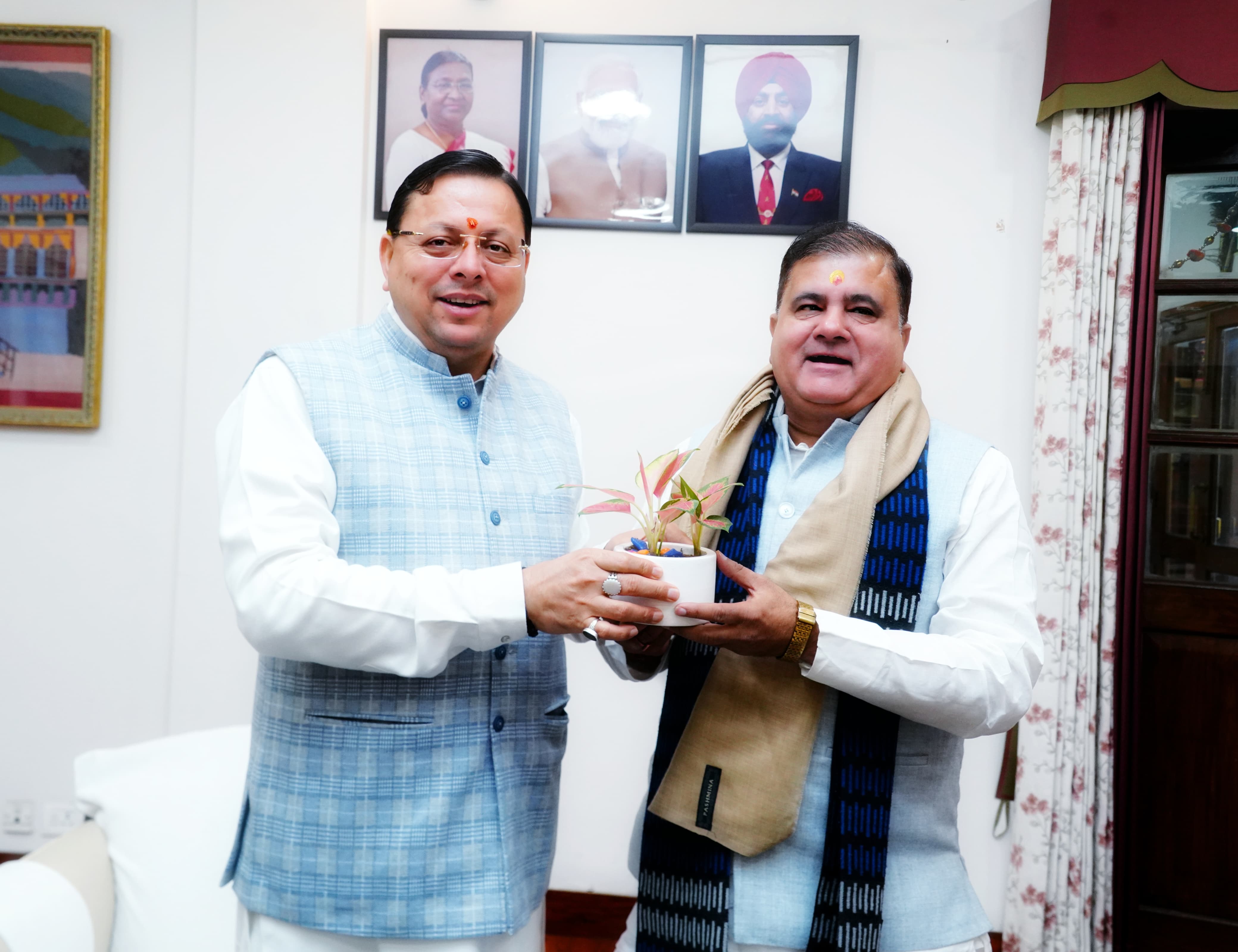 मुख्यमंत्री पुष्कर सिंह धामी से मिलते प्रदेश अध्यक्ष महेंद्र भट्ट मुख्यमंत्री पुष्कर सिंह धामी से मिलते प्रदेश अध्यक्ष महेंद्र भट्ट