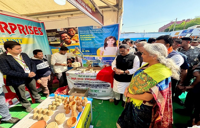 क्रेडिट आउटरीच कार्यक्रम के ऋण वितरित करते केंद्रीय वित्त मंत्री क्रेडिट आउटरीच कार्यक्रम के ऋण वितरित करते केंद्रीय वित्त मंत्री