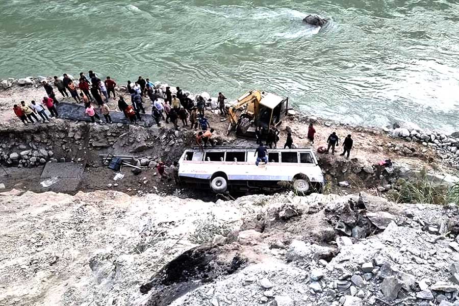 दुर्घटनाग्रस्त बस दुर्घटनाग्रस्त बस