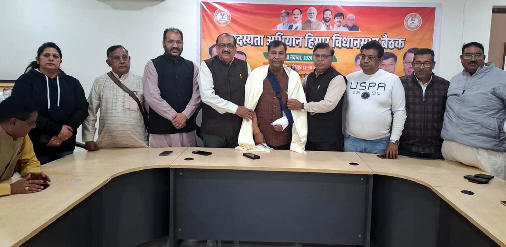 बैठक में पहुंचने पर प्रदीप जैन का स्वागत करते पार्टीजन। बैठक में पहुंचने पर प्रदीप जैन का स्वागत करते पार्टीजन।