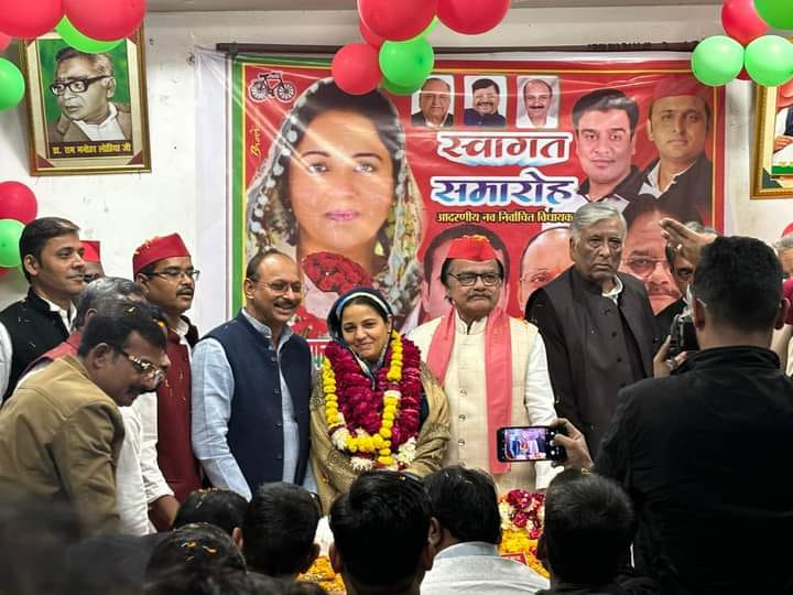 सपा विधायक नसीम सोलंकी का स्वागत करते सपा कार्यकर्ता सपा विधायक नसीम सोलंकी का स्वागत करते सपा कार्यकर्ता