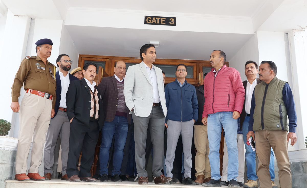 तपोवन में शीत सत्र के प्रबन्धों का जायजा लेते हुए उपायुक्त। तपोवन में शीत सत्र के प्रबन्धों का जायजा लेते हुए उपायुक्त।