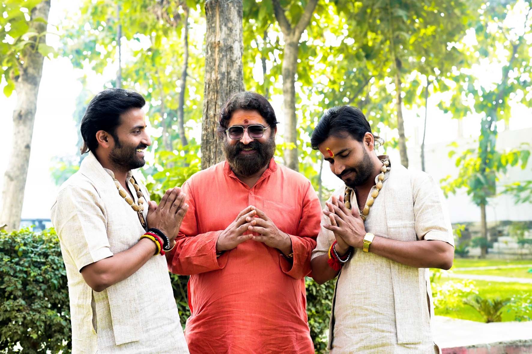स्वामी सहजानंद सरस्वती से पर्यावरण मुद्दे पर चर्चा करते भजन गायक मिश्रा बंधु। स्वामी सहजानंद सरस्वती से पर्यावरण मुद्दे पर चर्चा करते भजन गायक मिश्रा बंधु।
