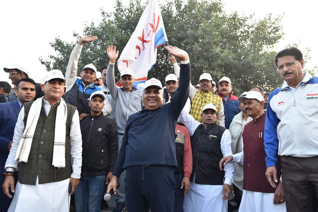 अलवर. मेराथन को हरी झंडी दिखा रवाना करते केंद्रीय मंत्री। अलवर. मेराथन को हरी झंडी दिखा रवाना करते केंद्रीय मंत्री।