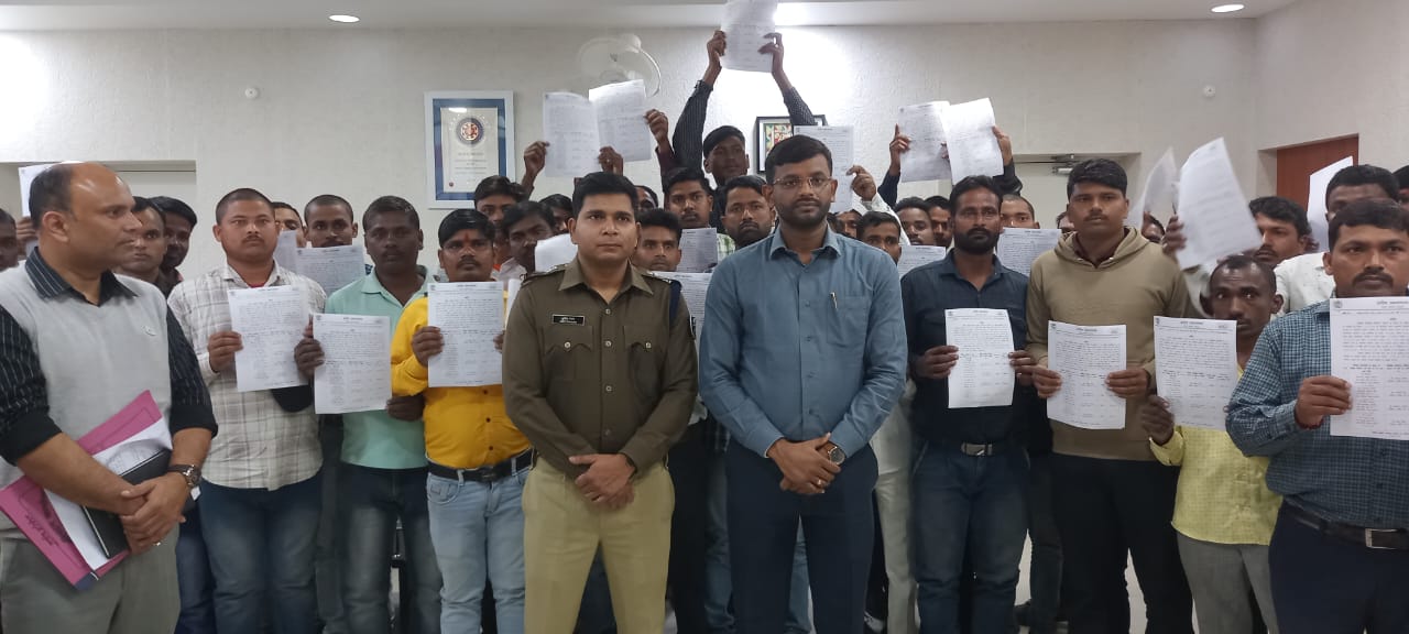 अररिया फोटो:डीएम और एसपी नियुक्ति पत्र धारकों के साथ अररिया फोटो:डीएम और एसपी नियुक्ति पत्र धारकों के साथ