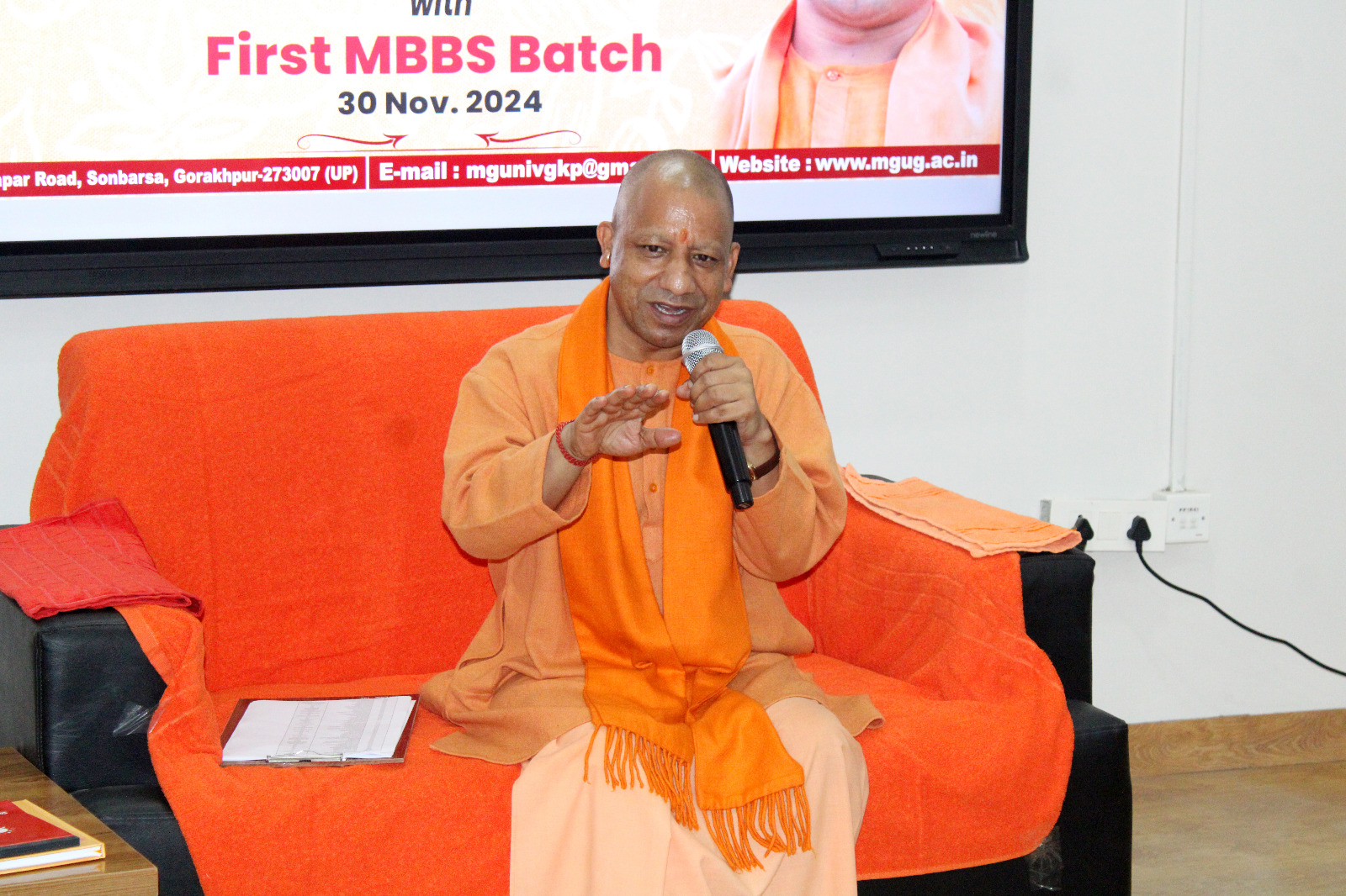 *महायोगी गोरखनाथ विश्वविद्यालय में एमबीबीएस के प्रथम बैच के विद्यार्थियों से मुख्यमंत्री ने किया संवाद* *महायोगी गोरखनाथ विश्वविद्यालय में एमबीबीएस के प्रथम बैच के विद्यार्थियों से मुख्यमंत्री ने किया संवाद*