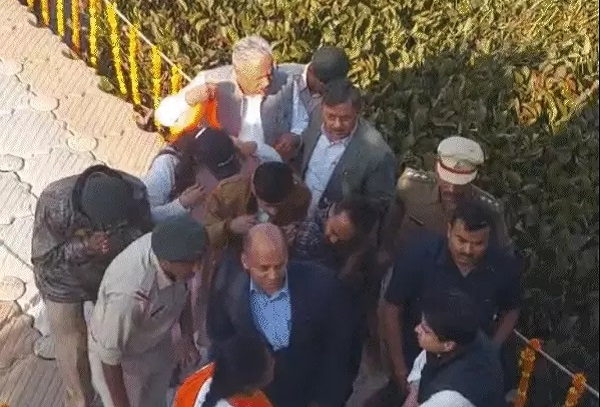 मधुमक्खियों के हमले के दौरान सिंधिया मधुमक्खियों के हमले के दौरान सिंधिया