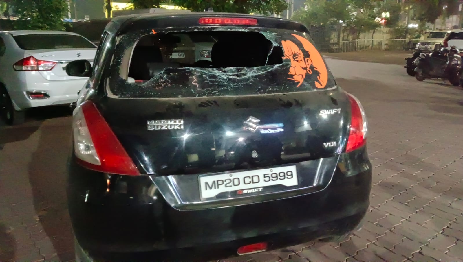 रसल चौक स्थित होटल सामने चली गोलियाँ ! दो गुटों में हुआ टकराव रसल चौक स्थित होटल सामने चली गोलियाँ ! दो गुटों में हुआ टकराव