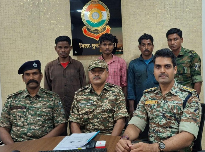 एक इनामी सहित तीन नक्सलियों ने किया आत्मसमर्पण एक इनामी सहित तीन नक्सलियों ने किया आत्मसमर्पण