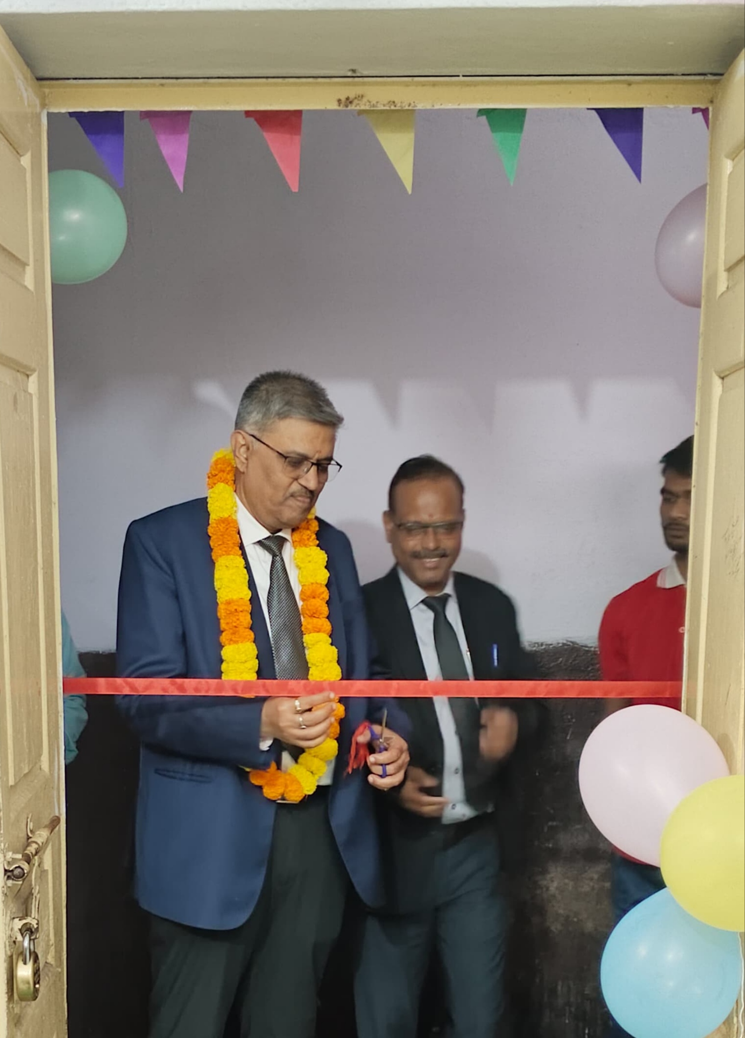 मोर्चाघर स्थित सम्प्रेक्षणगृह में वाचनालय का उद्घाटन करते जनपद न्यायाधीश अरविन्द कुमार मिश्र। मोर्चाघर स्थित सम्प्रेक्षणगृह में वाचनालय का उद्घाटन करते जनपद न्यायाधीश अरविन्द कुमार मिश्र।