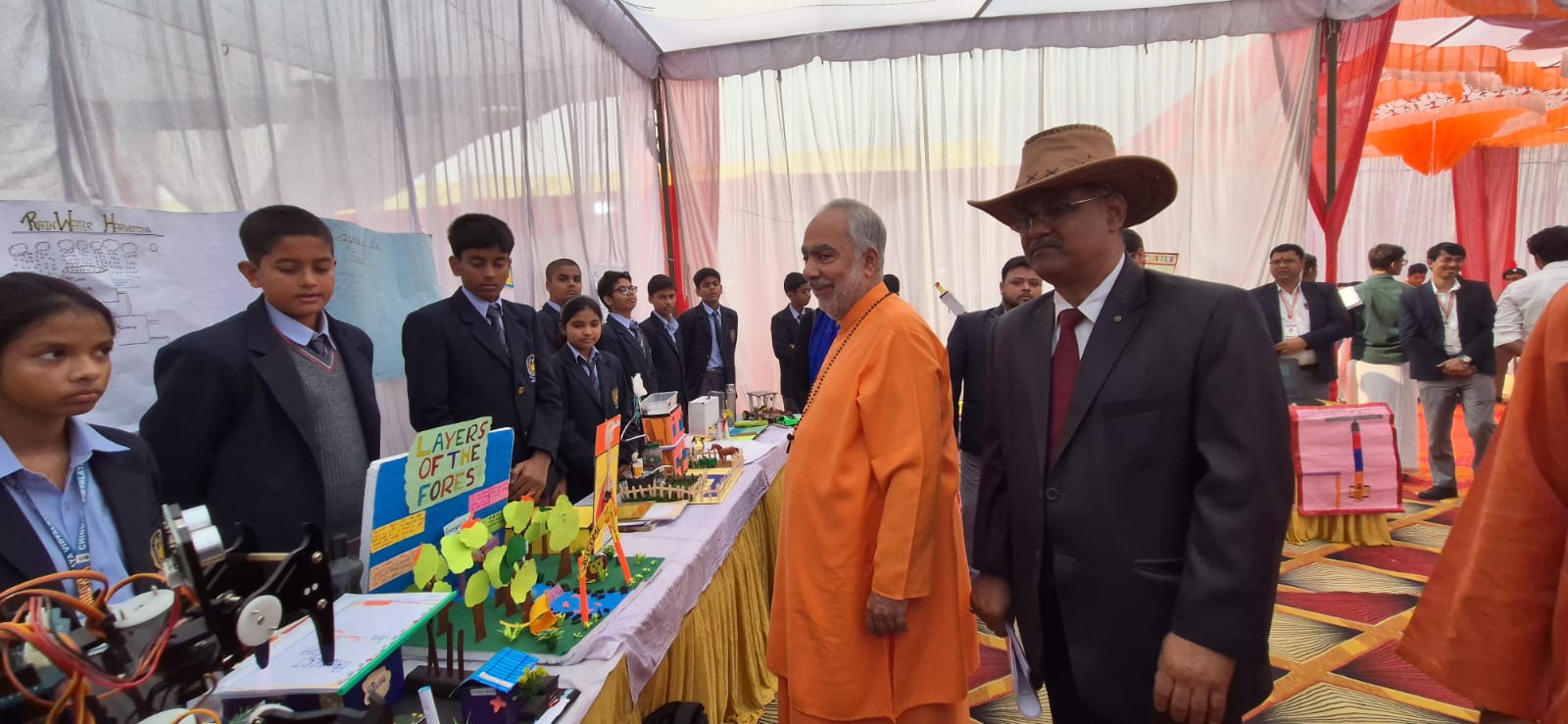 टेक्नोफेस्ट का शुभारंभ करते मुख्य अतिथि टेक्नोफेस्ट का शुभारंभ करते मुख्य अतिथि